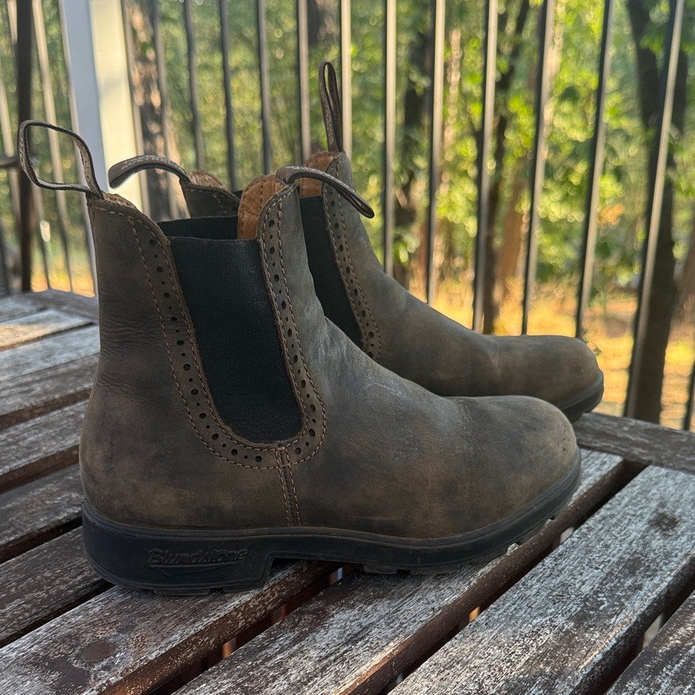 Blundstone Women’s Distressed Brown Chelsea Boots